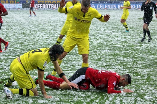Belly land for Daniel Caligiuri. The Freiburg striker landed on the snow-covered ground and SC Freiburg lost to Borussia Dortmund 0-2.