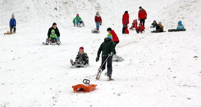 Winter has arrived in the Black Forest: the approximately 15 centimetres of fresh snow have not yet been enough for skiing. To the delight of the children - as here at the 'Kirchwald' in Hinterzarten/Hochschwarzwald - on Sunday could already take part in a tobogganing game.