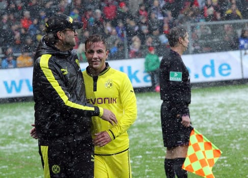 Coach Jurgen Klopp with Mario Götze. The national player scored the second goal in the 2-0 win in Freiburg