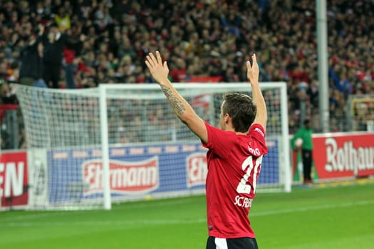 Der Freiburger Max Kruse feiert seine Treffer zum 3:0 gegen den VfB Stuttgart
