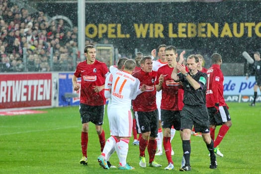 Handspiel, zeigt Schiedsrichter Florian Meyer an und hat gegen den SC Freiburg auf Strafstoß entschieden