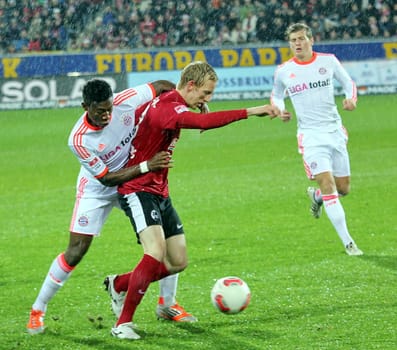 Halt,hier geblieben. Bayern-Akteur David Alaba stoppt den Freiburger Jan Rosenthal