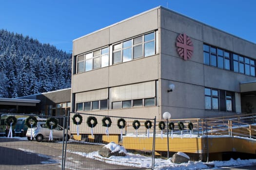 Wreaths with white ribbons take hold of last Monday's fire in Titisee-Neustadt. Fourteen people were killed in the workshop for the disabled. Wreaths with white ribbons at the site of the accident in Titisee-Neustadt