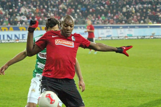 KArim Guede schirmt den Ball vor seinem Fürther GEgenspieler
