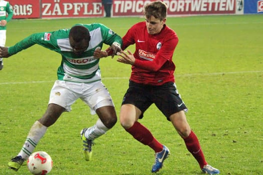 Duell zwischen dem fürther Gerald Asamoah und dem Freiburger Christian Günther