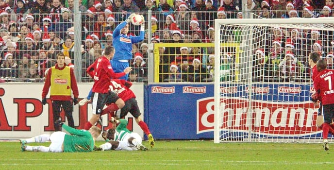 Oliver Baumann, Torhüter des SC Freiburg ist der Turm in der Festung und hält den 1:0 Sieg gegen Fürth fest