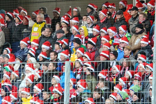 Freiburger Weihnachtsmänner feiern den 1:0 Sieg des Sportclub gegen Aufsteiger Greuther Fürth