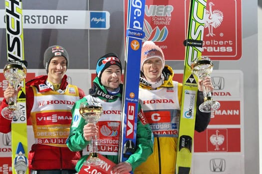 Norwegian Anders Jacobsen (centre) won the SKi jumping from Oberstdorf. Defending champion Gregor Schlierenzauer (left) came in second place. Severin Freund jumped to third place