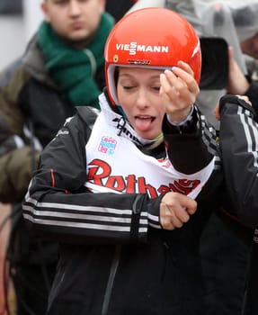 Melanie Faißt takes a breather and takes off the race number