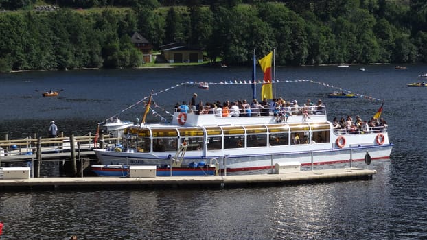 Fully occupied excursion ship on Lake Titi - Popular Gold Coast: People as far as the eye can see - Thousands of tourists are currently romping around the 'Gold Coast' of Titisee.