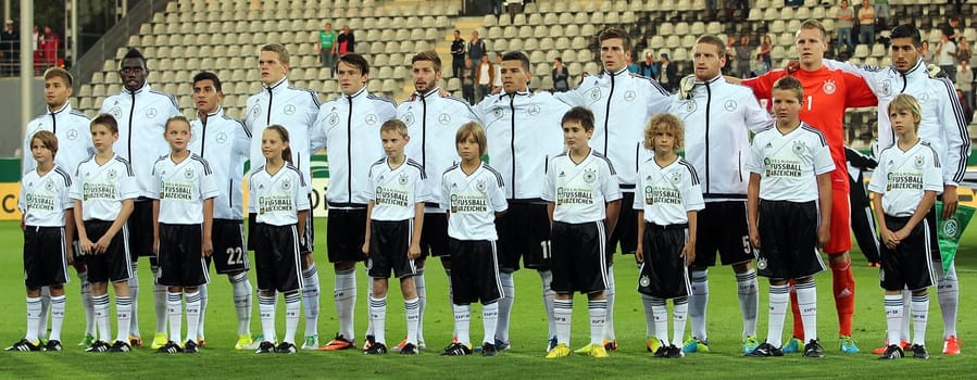 German U-21 selection before kick-off during the national anthem - Football match in Freiburg: Germany vs France (U 21)