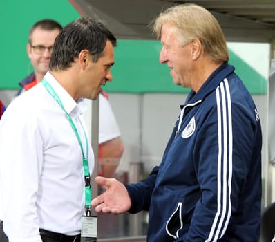 In conversation: The two U-21 coaches Horst Hrubesch (right) and ex-Bavaria player Willy Sagnol - Football match in Freiburg: Germany vs France (U 21)