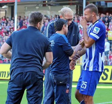 With a pain-distorted face and a serious arm injury,Berlin's John Anthony Brooks has to leave the field injured after just 20 minutes. -1. Bundesliga: 6. Sptgt. SC Freiburg vs. Hertha BSC Berlin