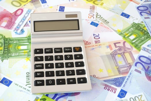 Calculator with text clearance in the display on banknotes