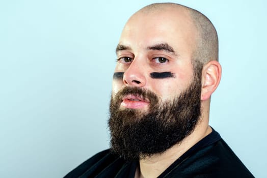 bearded american football player is looking in to the camera