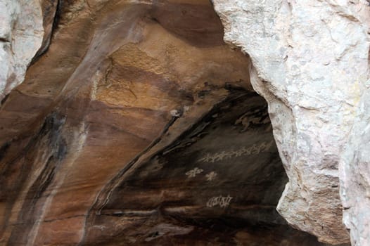 Artwork of primitive cave dwellers at Bhimbetka Caves near Bhopal, Madhya Pradesh, India, Asia