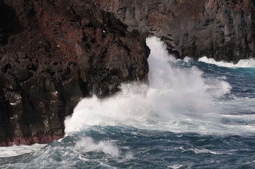 tossing sea on sao miguel