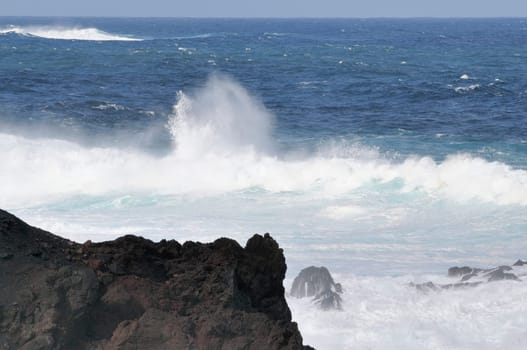 tossing sea on sao miguel