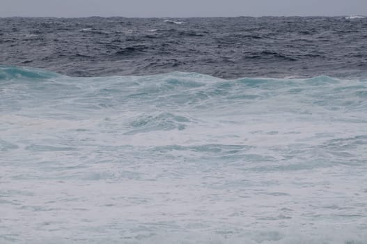 tossing sea on sao miguel