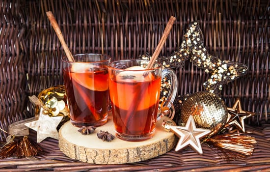 Hot punch with apple and cinnamon