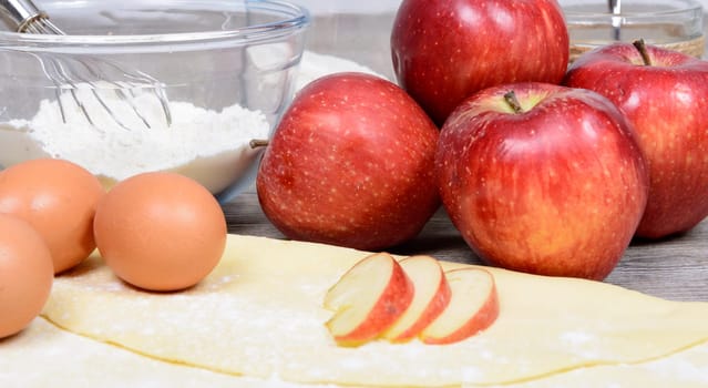 several ingredients to prepare a delicious apple pie