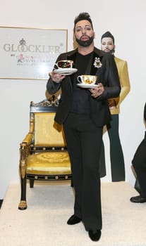 Harald Glööckler stellt s porzellancollection GLOEOECKLER by MAXWELL & WILLIAMS bei der Ladiesnight im Moebellhaus Schulenburg Hamburg-Halstenbek vor,27.11.2015