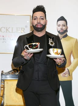 Harald Glööckler stellt s porzellancollection GLOEOECKLER by MAXWELL & WILLIAMS bei der Ladiesnight im Moebellhaus Schulenburg Hamburg-Halstenbek vor,27.11.2015