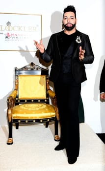 Harald Glööckler stellt s porzellancollection GLOEOECKLER by MAXWELL & WILLIAMS bei der Ladiesnight im Moebellhaus Schulenburg Hamburg-Halstenbek vor,27.11.2015