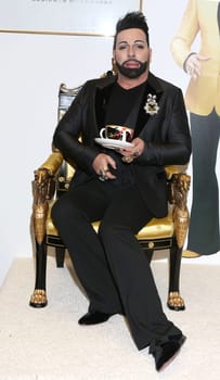 Harald Glööckler stellt s porzellancollection GLOEOECKLER by MAXWELL & WILLIAMS bei der Ladiesnight im Moebellhaus Schulenburg Hamburg-Halstenbek vor,27.11.2015