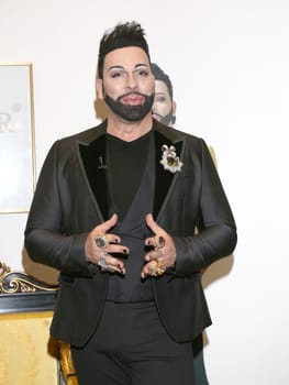 Harald Glööckler stellt s porzellancollection GLOEOECKLER by MAXWELL & WILLIAMS bei der Ladiesnight im Moebellhaus Schulenburg Hamburg-Halstenbek vor,27.11.2015