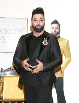 Harald Glööckler stellt s porzellancollection GLOEOECKLER by MAXWELL & WILLIAMS bei der Ladiesnight im Moebellhaus Schulenburg Hamburg-Halstenbek vor,27.11.2015
