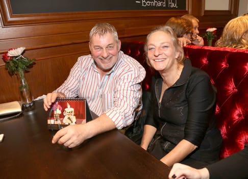 Heinz Hoenig und. Gabriele Lechner  , Roncalli Grand Cafe Eroeffnung  im Levanthehaus Hamburg am 01.12.2015