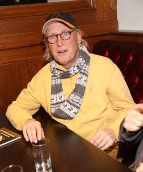 otto waalkes,\r\neroeffnung des roncalli grand cafés in der moenkebergstrasse hamburg\r\n\r\n \r\n