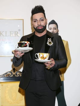 Harald Glööckler stellt s porzellancollection GLOEOECKLER by MAXWELL & WILLIAMS bei der Ladiesnight im Moebellhaus Schulenburg Hamburg-Halstenbek vor,27.11.2015