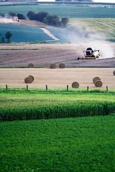 Harvesting with combine harvesters in the North of France