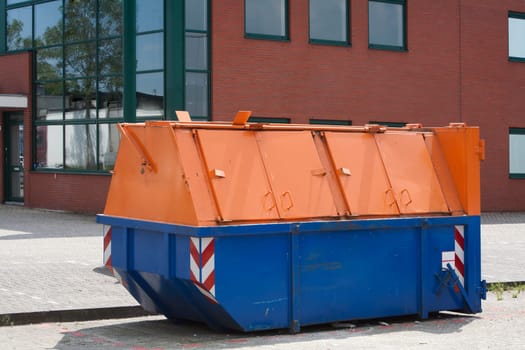Lockable industrial garbage bin