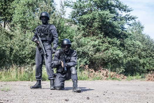 Spec ops police subdivision SWAT in action