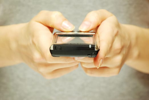 a hands holding a mobile phone for support