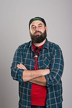 young bearded man with baseball cap and crossed arms