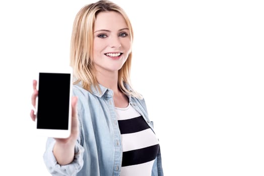 Stylish woman displaying her mobile phone to camera