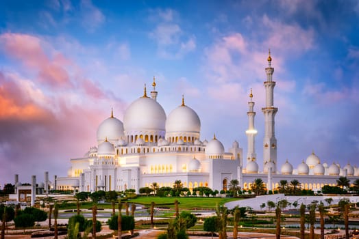 Sheikh Zayed Grand Mosque at dusk (Abu-Dhabi, UAE)