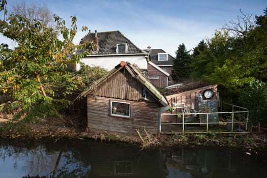 The shed has no pile foundation and is sinking slowly downwards