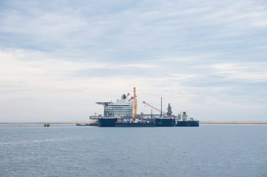 biggest crane vessel in the rotterdam harbor