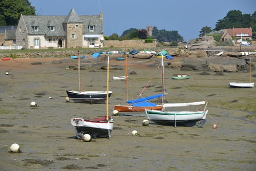 Ebb in the port of Tregastel