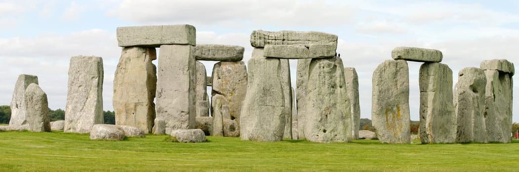 STONEHENGE,Stonehenge ist ein in der Jungsteinzeit begründetes und Minde's bis in die Bronzezeit benutztes Bauwerk in der Nähe von Amesbury in Wiltshire,England,ETwA 13 kilometers Nordwestlich von Salisbury. Es besteht aus einer Grabenanlage,die eine megalithstructure umgibt,welche Wiederum aus mehreren konzentrischen Steinkreisen gebilet wird.