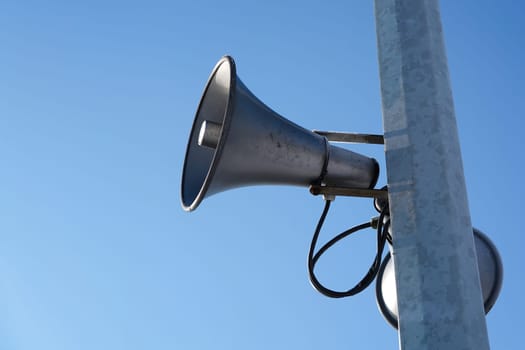 Loudspeaker on a mast