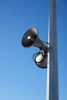 Loudspeaker on a mast