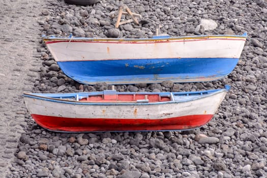 Photo Picture of a Colored Boat Near the Ocean Coast