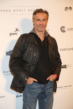 Hannes Jaenicke ,