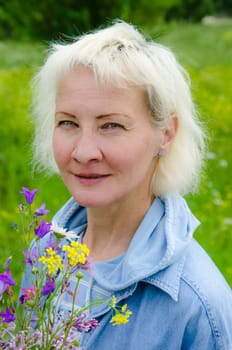 Portrait of woman with a bouquet of wildflowers in your hand